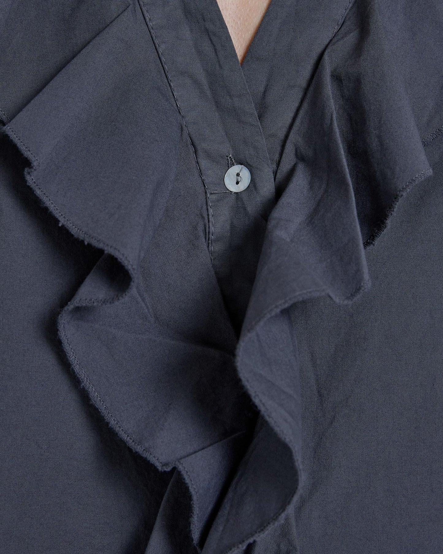 Blusa Cuello V Volantes Antracita