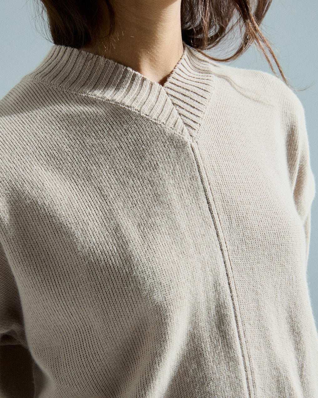 Jersey Escote Pico Costura Delantera Beige