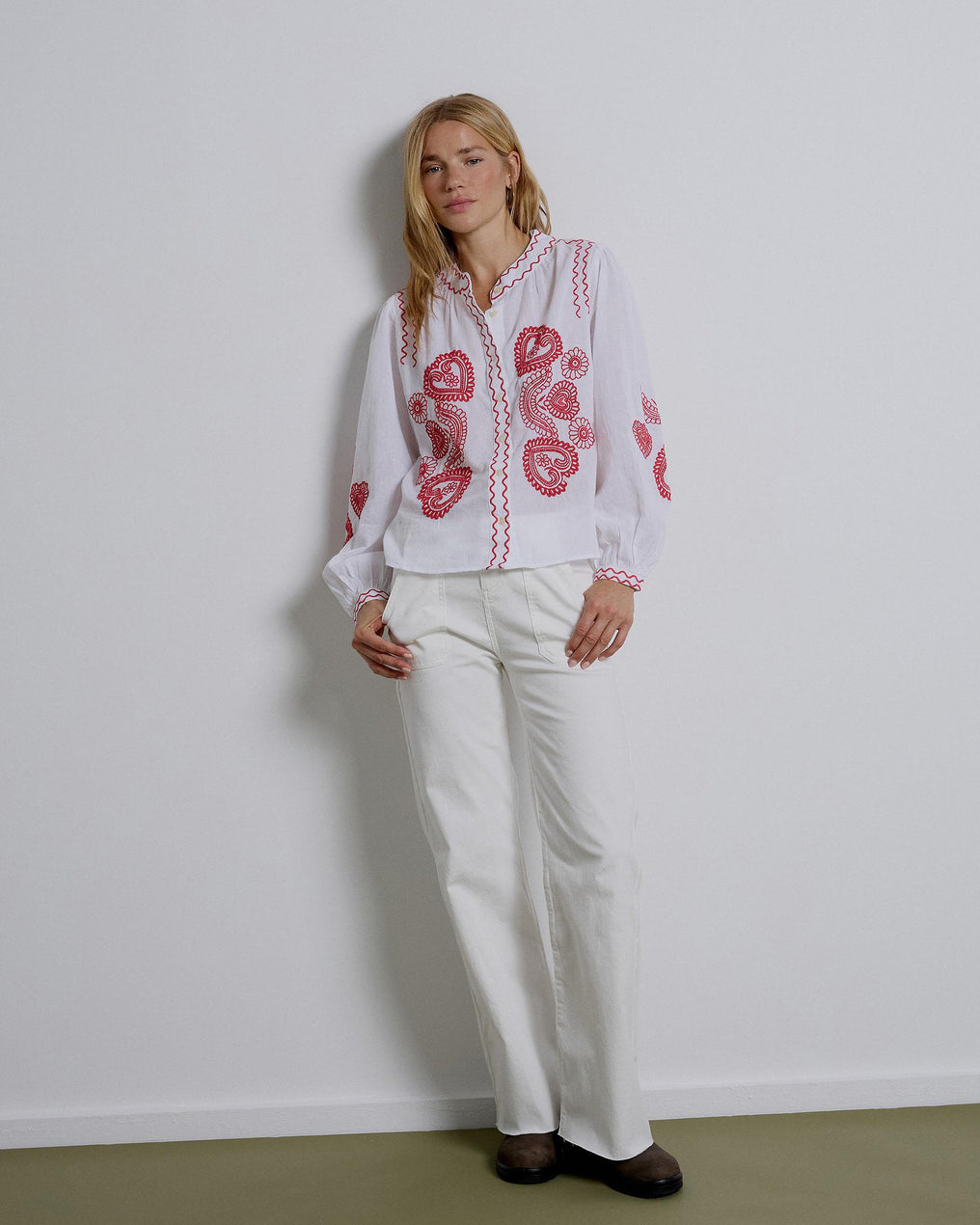 Blusa Bordados Delanteros Blanca