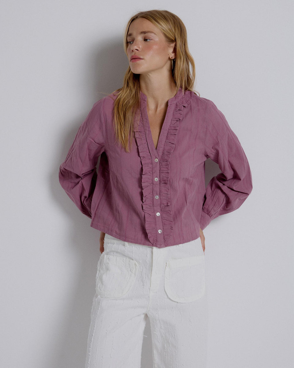 Blusa de tecido às riscas rosa com folhos