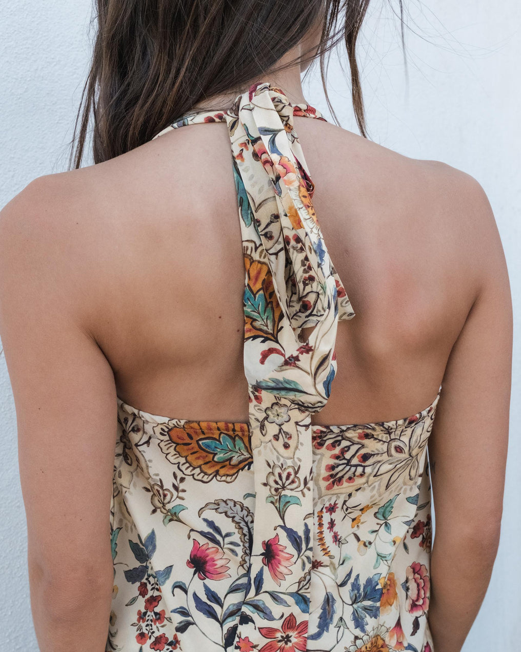 Top bege com estampado floral e decote alto