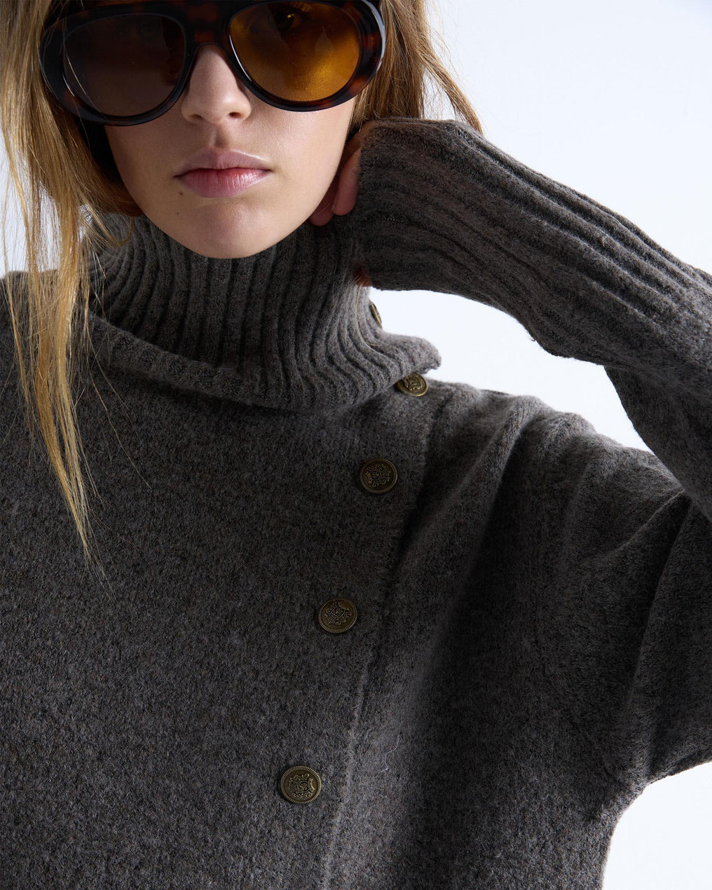 Jersey Cuello Alto Botones Taupe