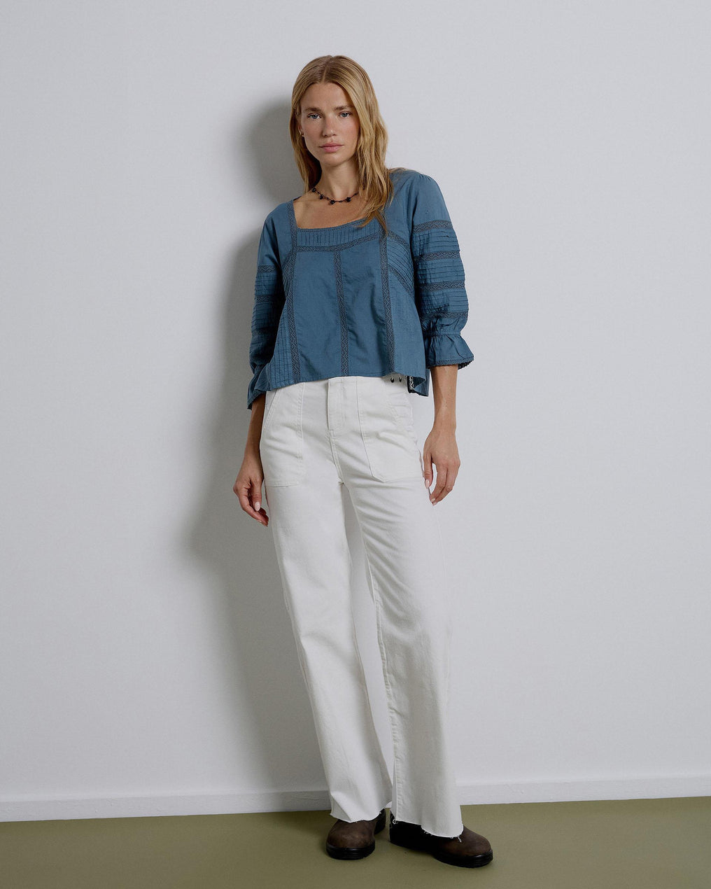 Blusa azul em renda com decote quadrado