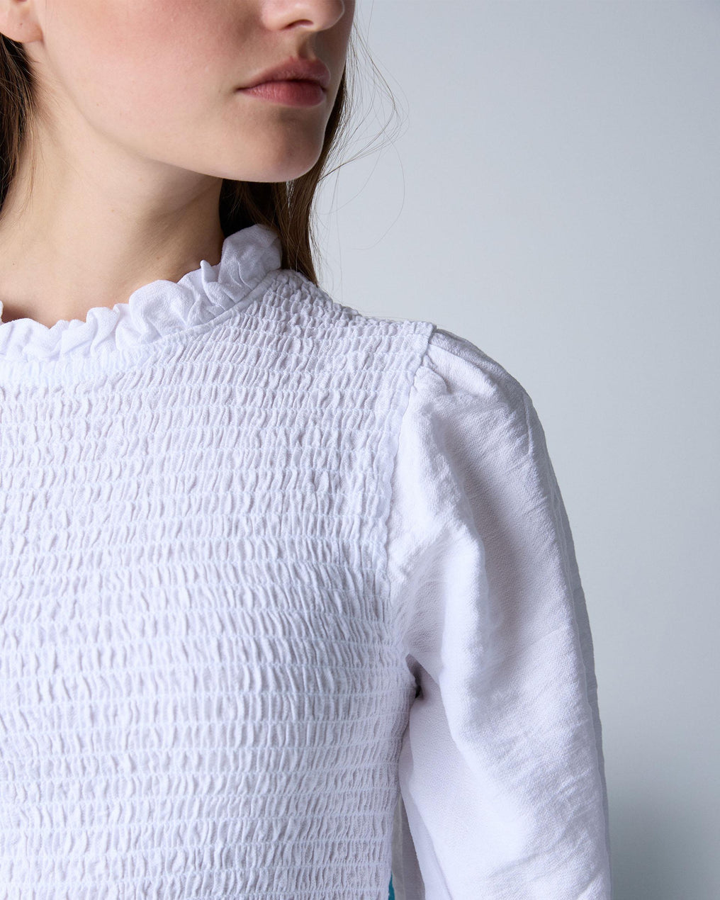Blusa Nido De Abeja Volante Cuello Blanca