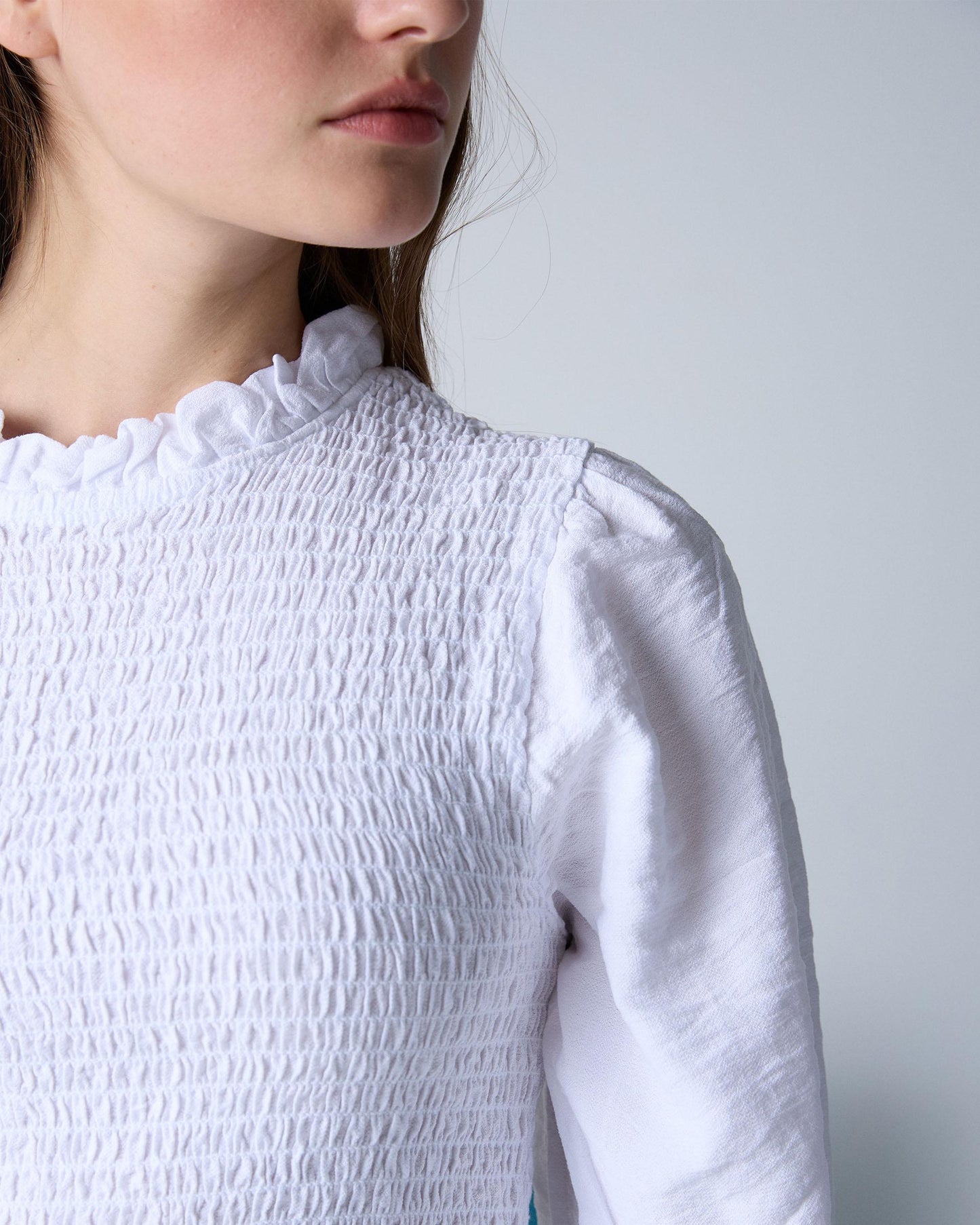 Blusa Nido De Abeja Volante Cuello Blanca