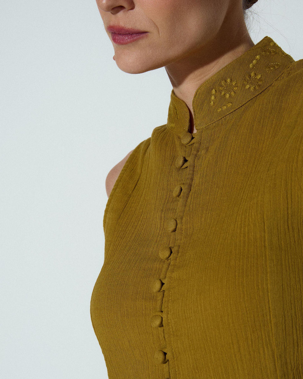 Top Cuello Mao Bordados Mostaza