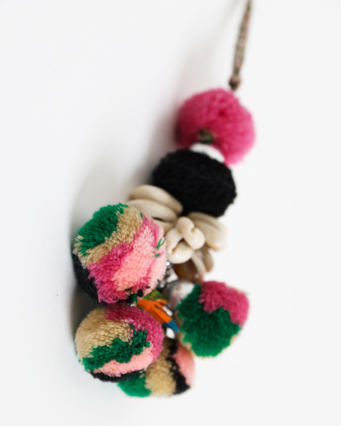 Porta-chaves com borla multicolorida