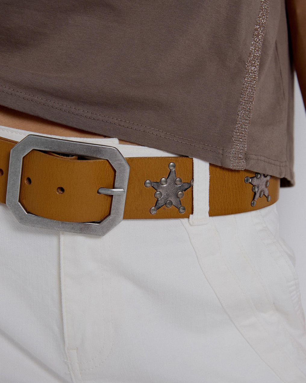 Cinto de couro castanho com remendo de estrela