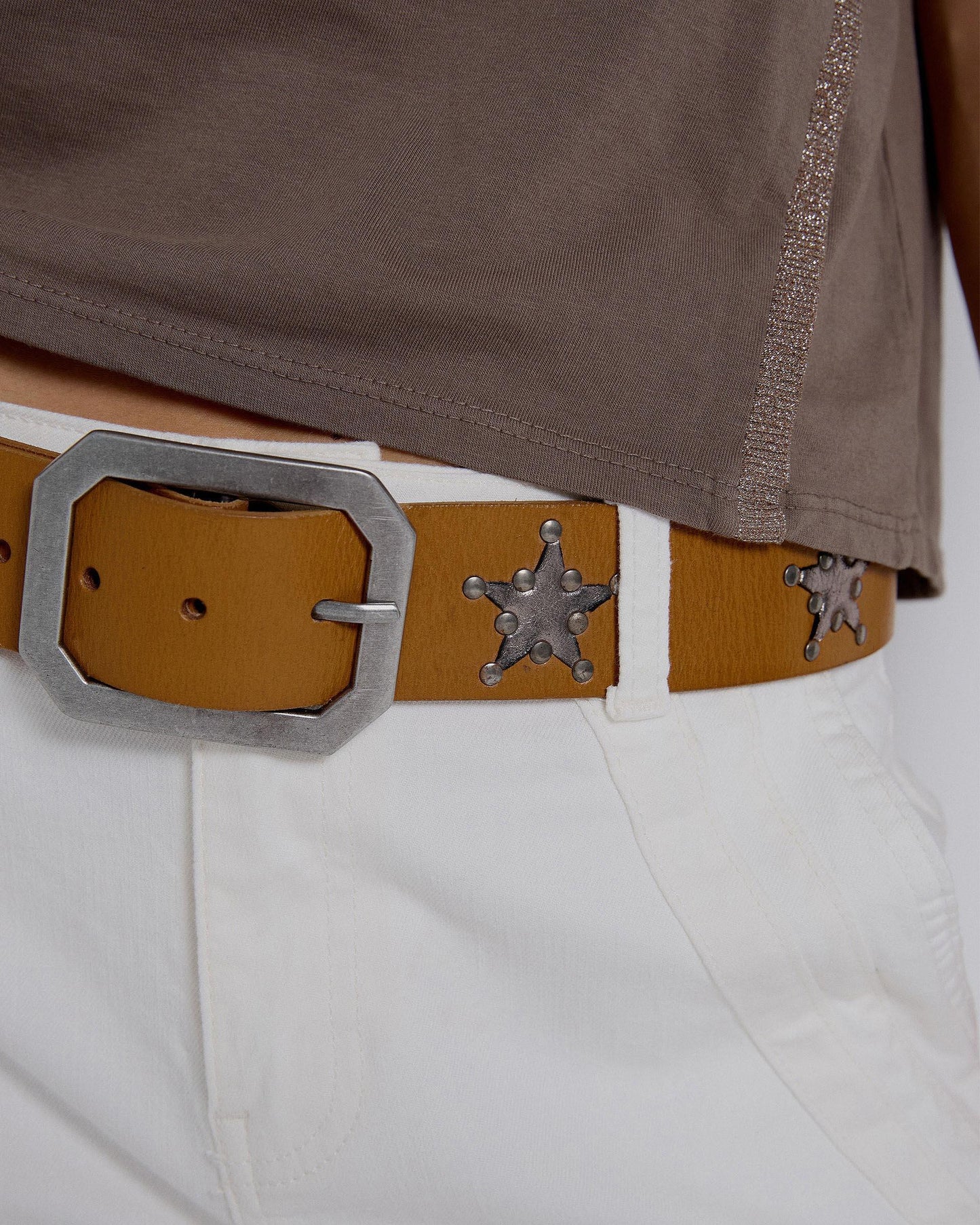 Cinto de couro castanho com remendo de estrela