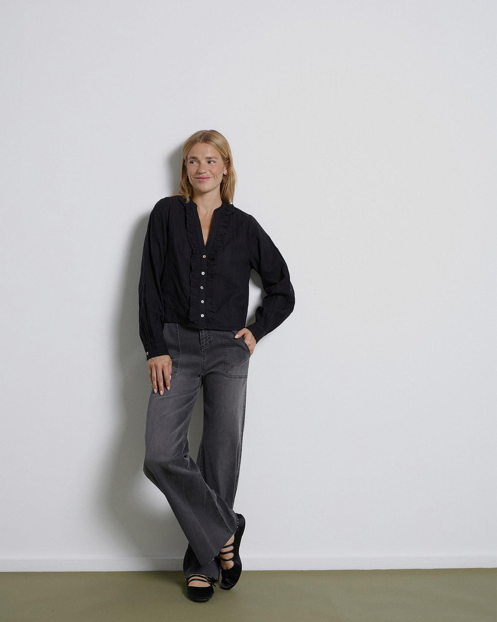 Blusa preta às riscas com folhos