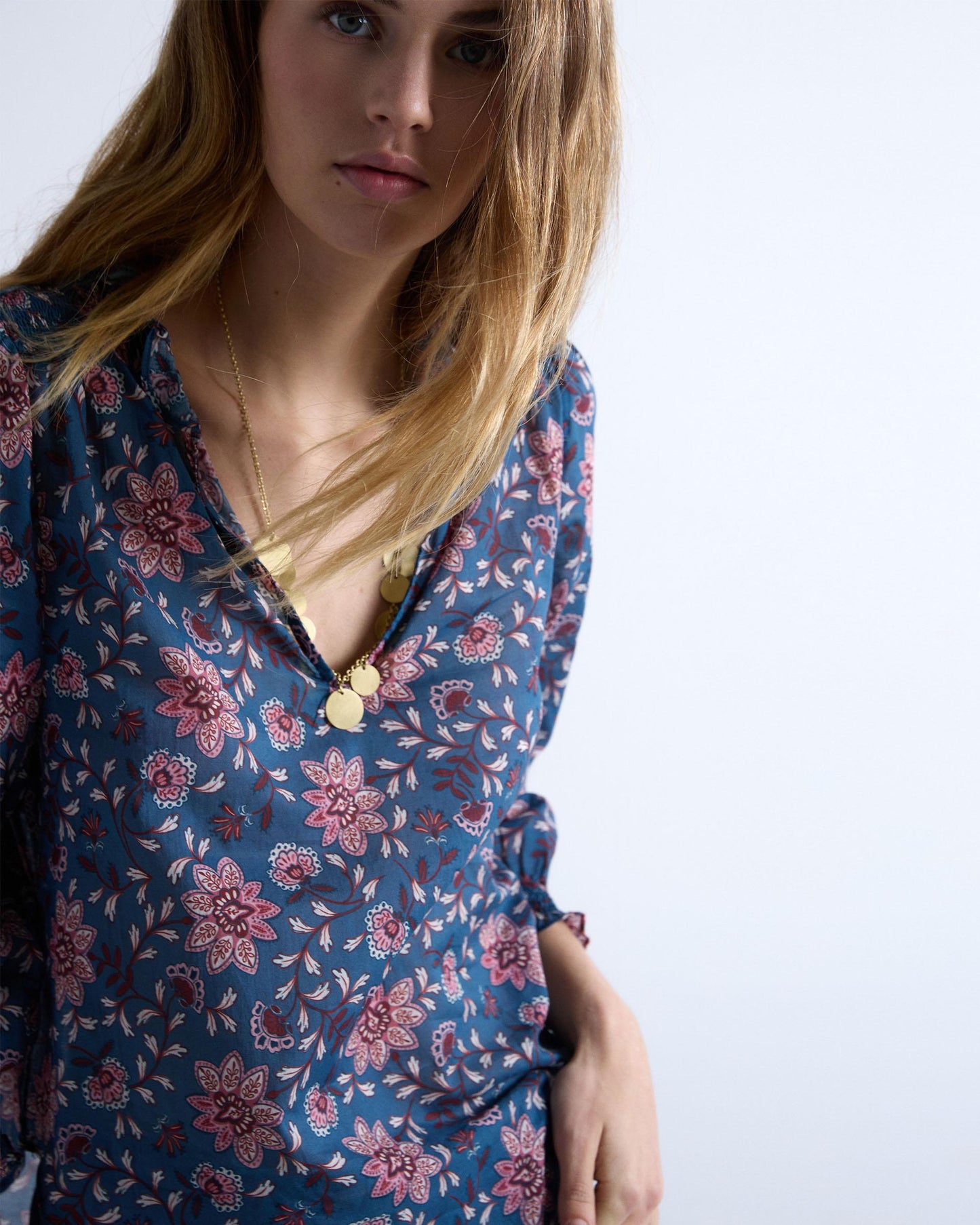 Blusa azul com estampado floral