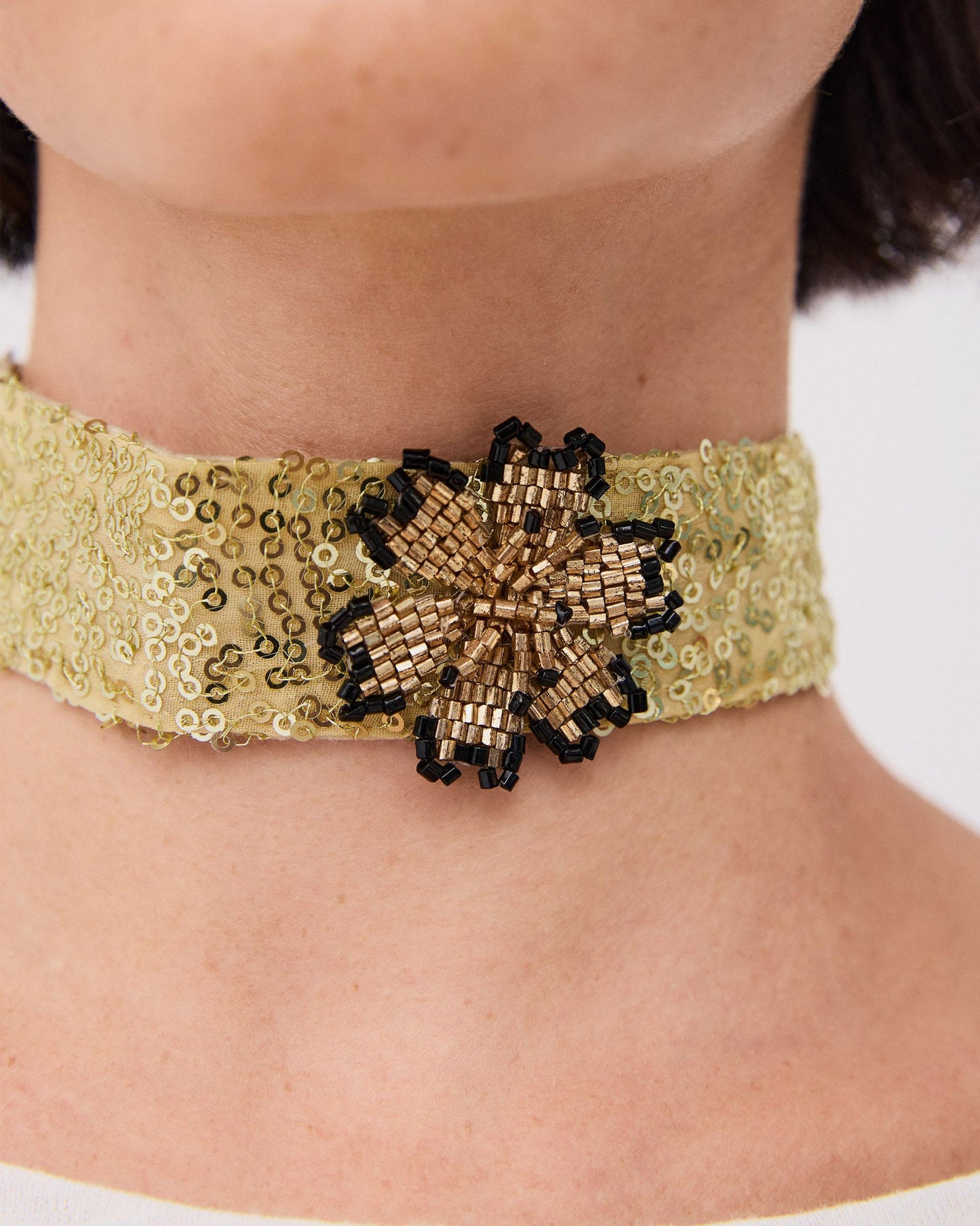 Choker Lentejuelas Flor Oro