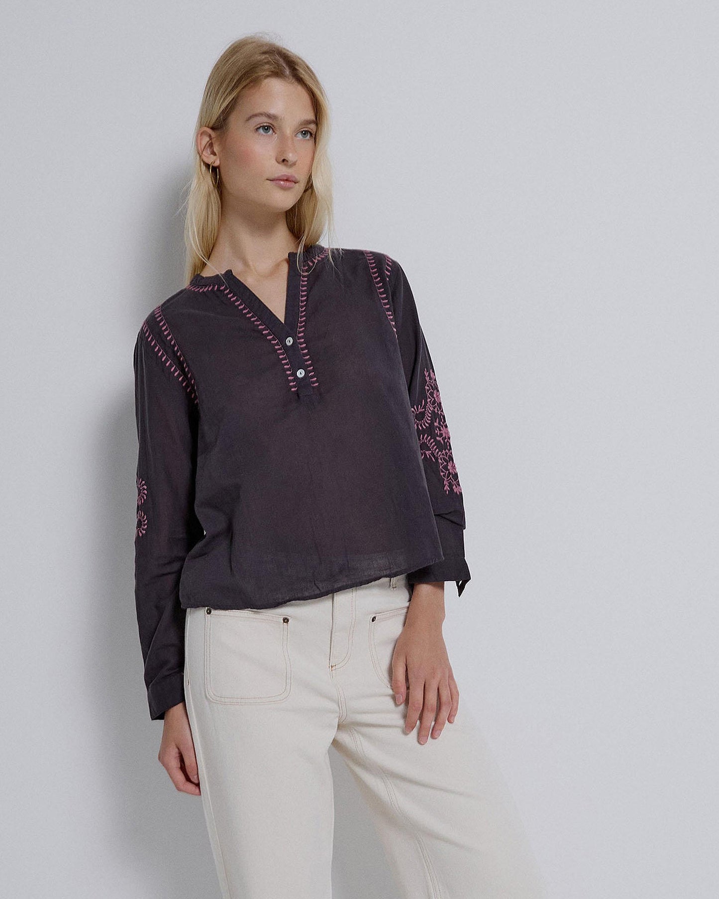 Blusa Bordados Cuello Mao Antracita