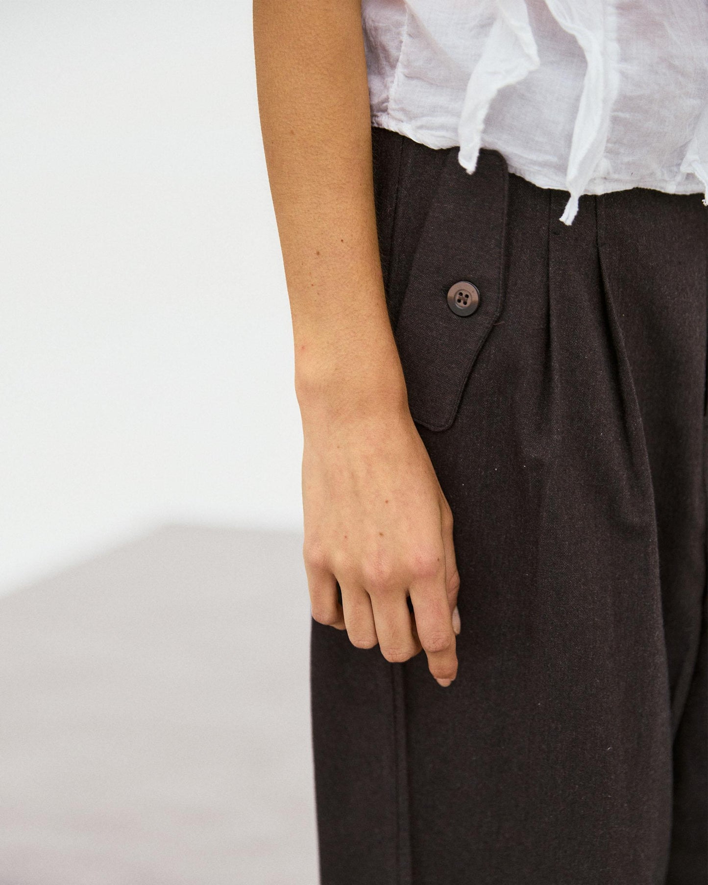 Pantalón Pinzas Bolsillos Laterales Marrón