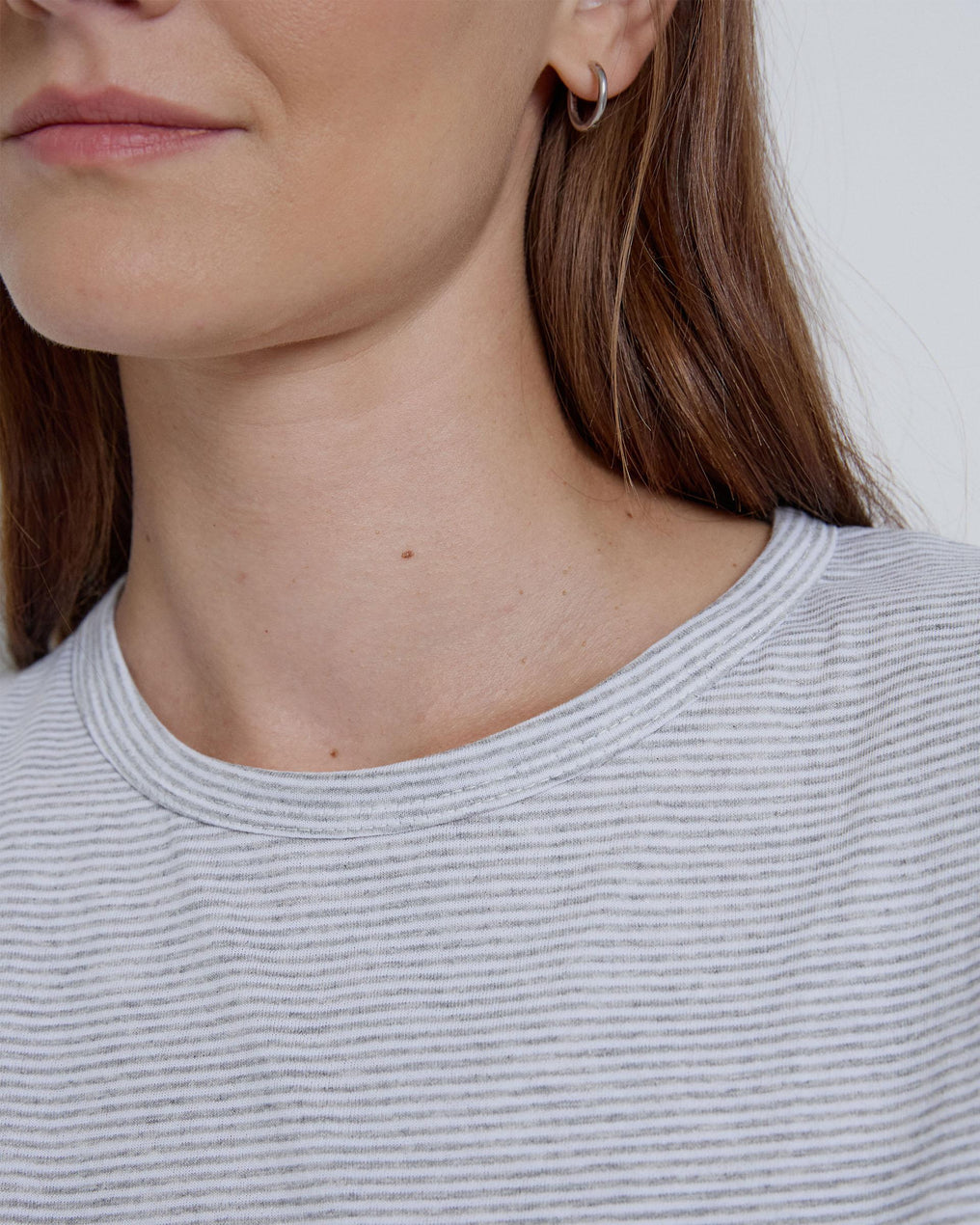 Camiseta listrada cinza claro com gola redonda