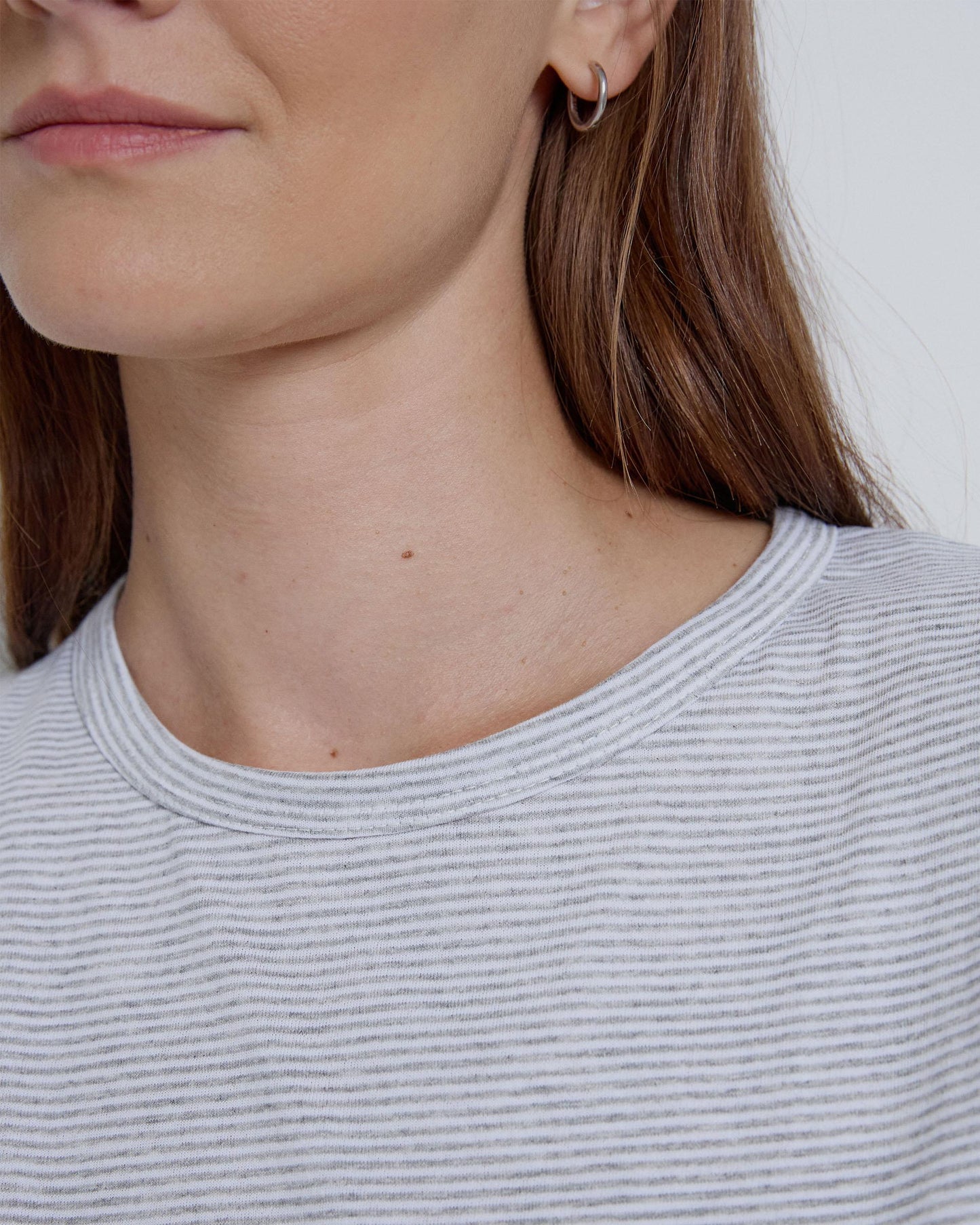 Camiseta listrada cinza claro com gola redonda