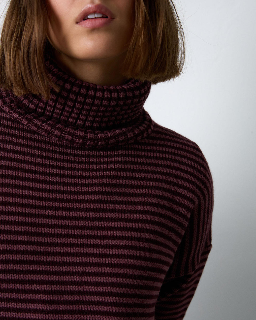 Camisola de gola alta listrada de beringela