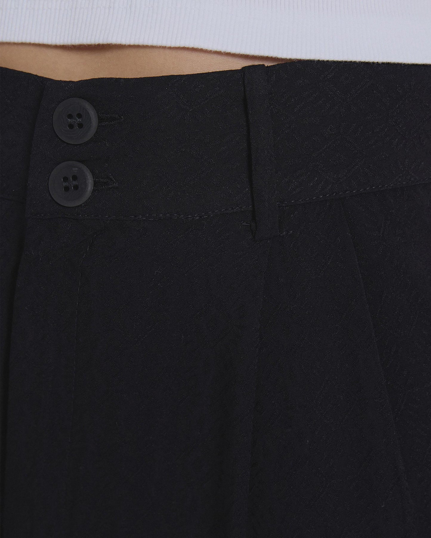 Calça preta com bainha elástica