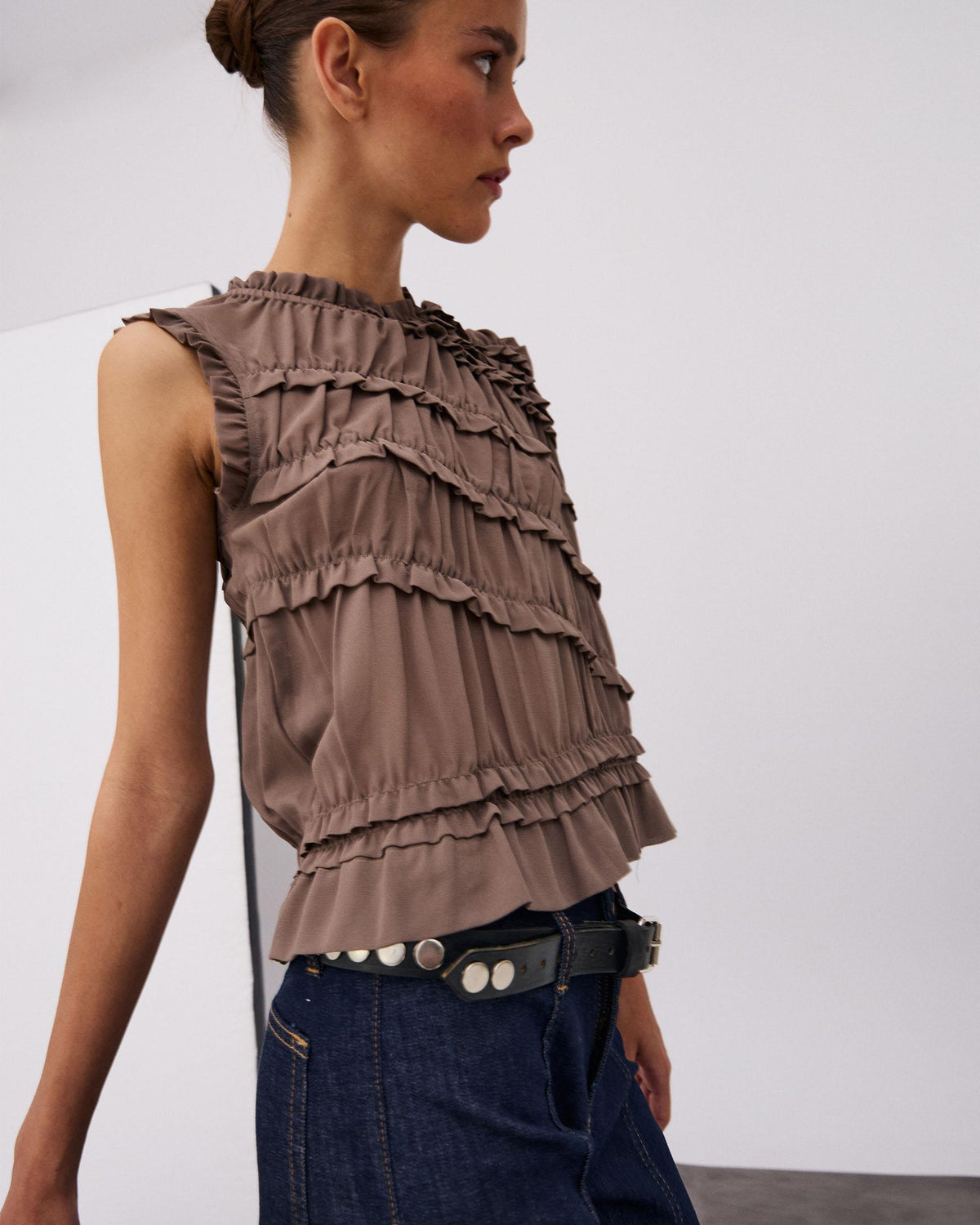 Top Taupe sans Manches à Volants Diagonaux