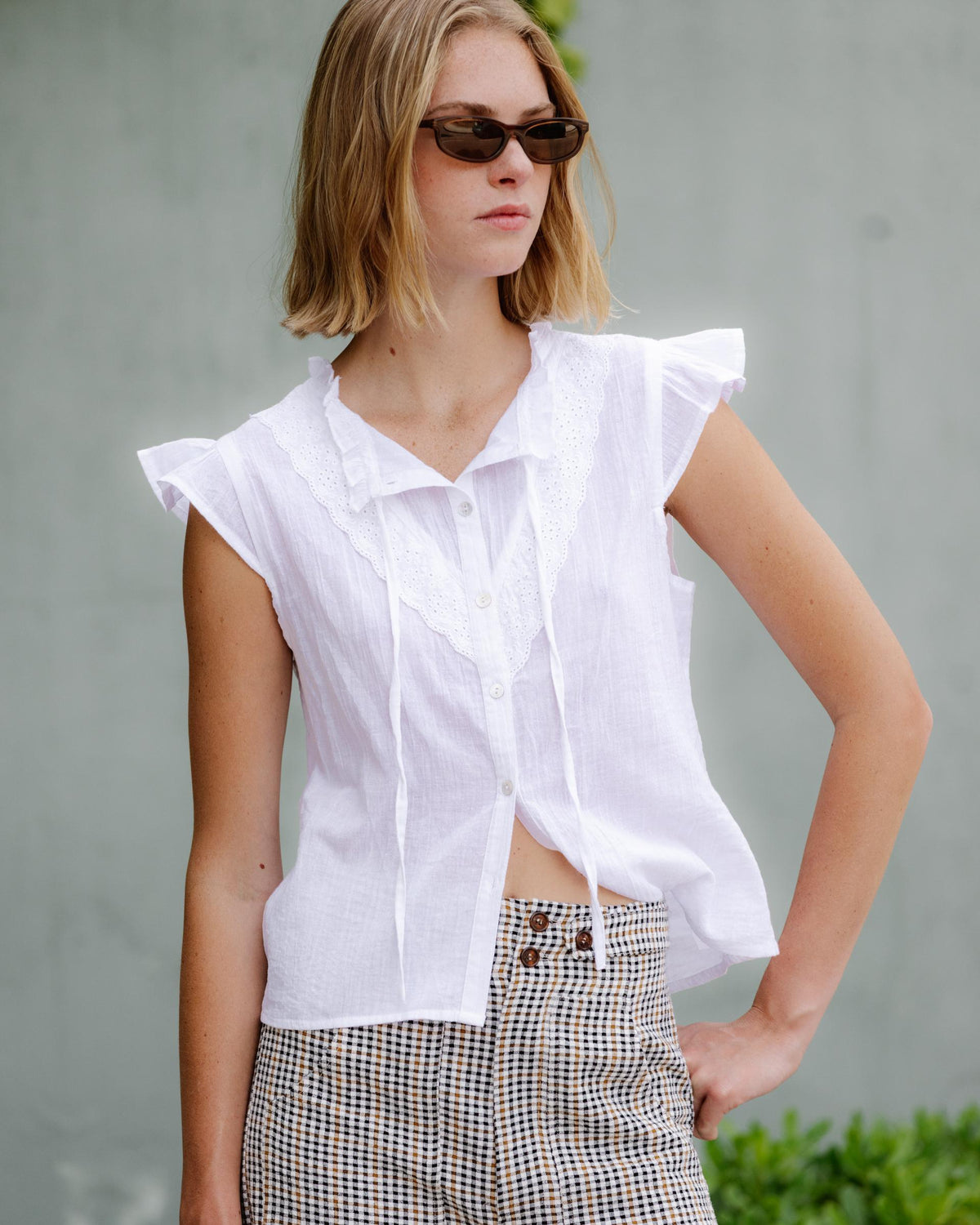 Blusa Branca sem Mangas com Folho e Recortes