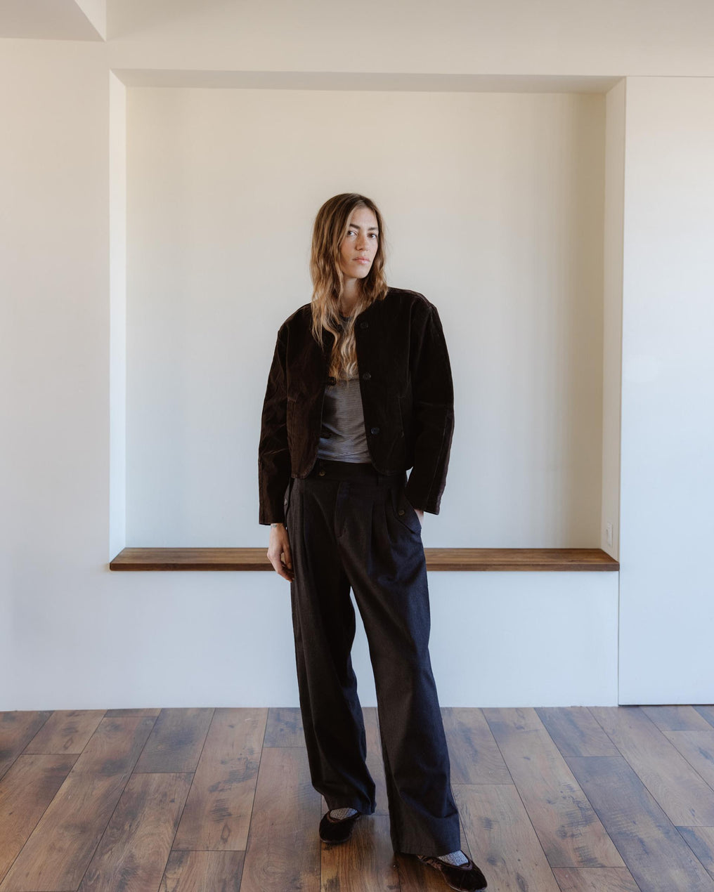 Brown pleated trousers with side pockets