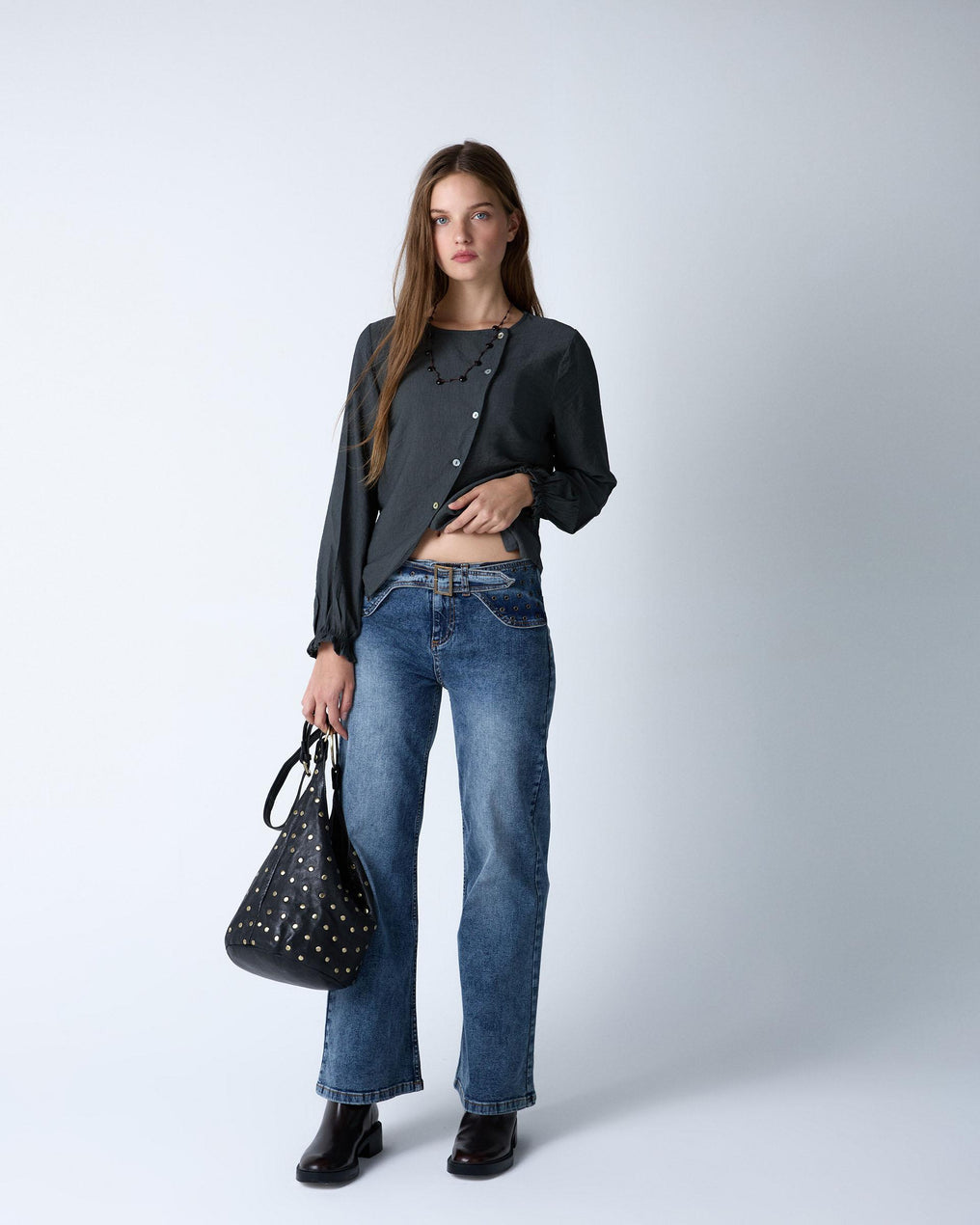 Blusa cinzenta com botões assimétricos