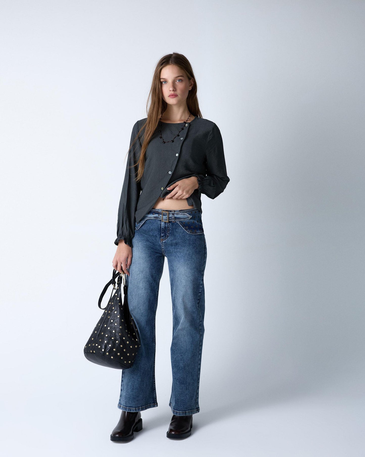 Blusa cinzenta com botões assimétricos