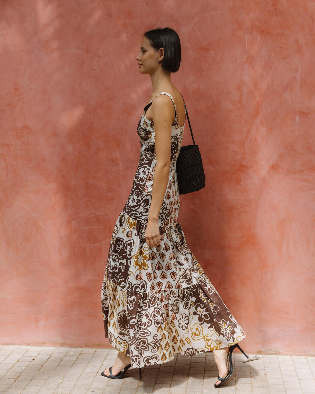 Vestido Tirantes Cortes Estampado Marrón