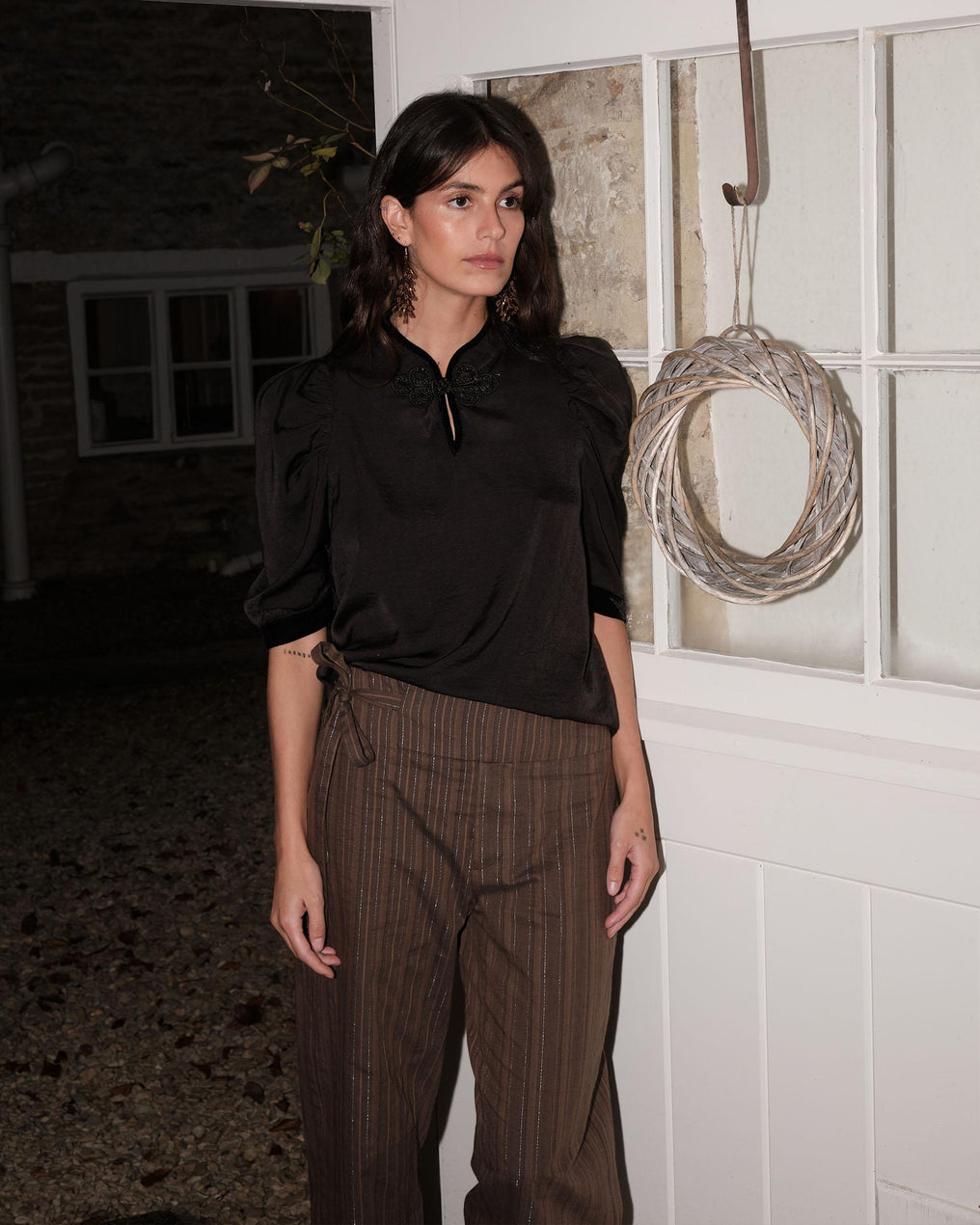 Blusa japonesa com detalhes em veludo preto