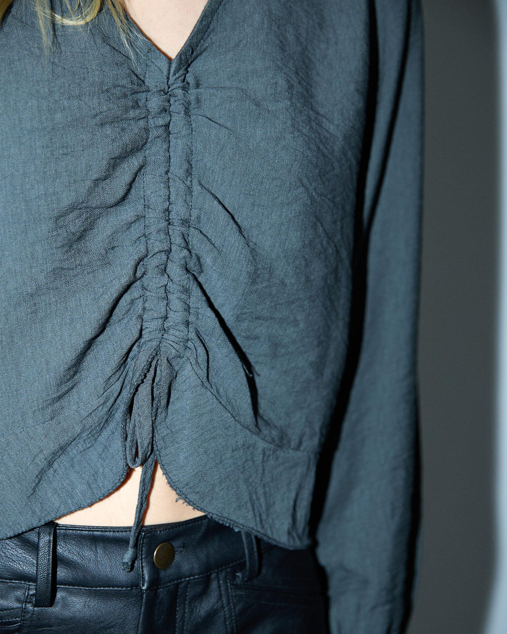 Blusa antracite com franzido frontal