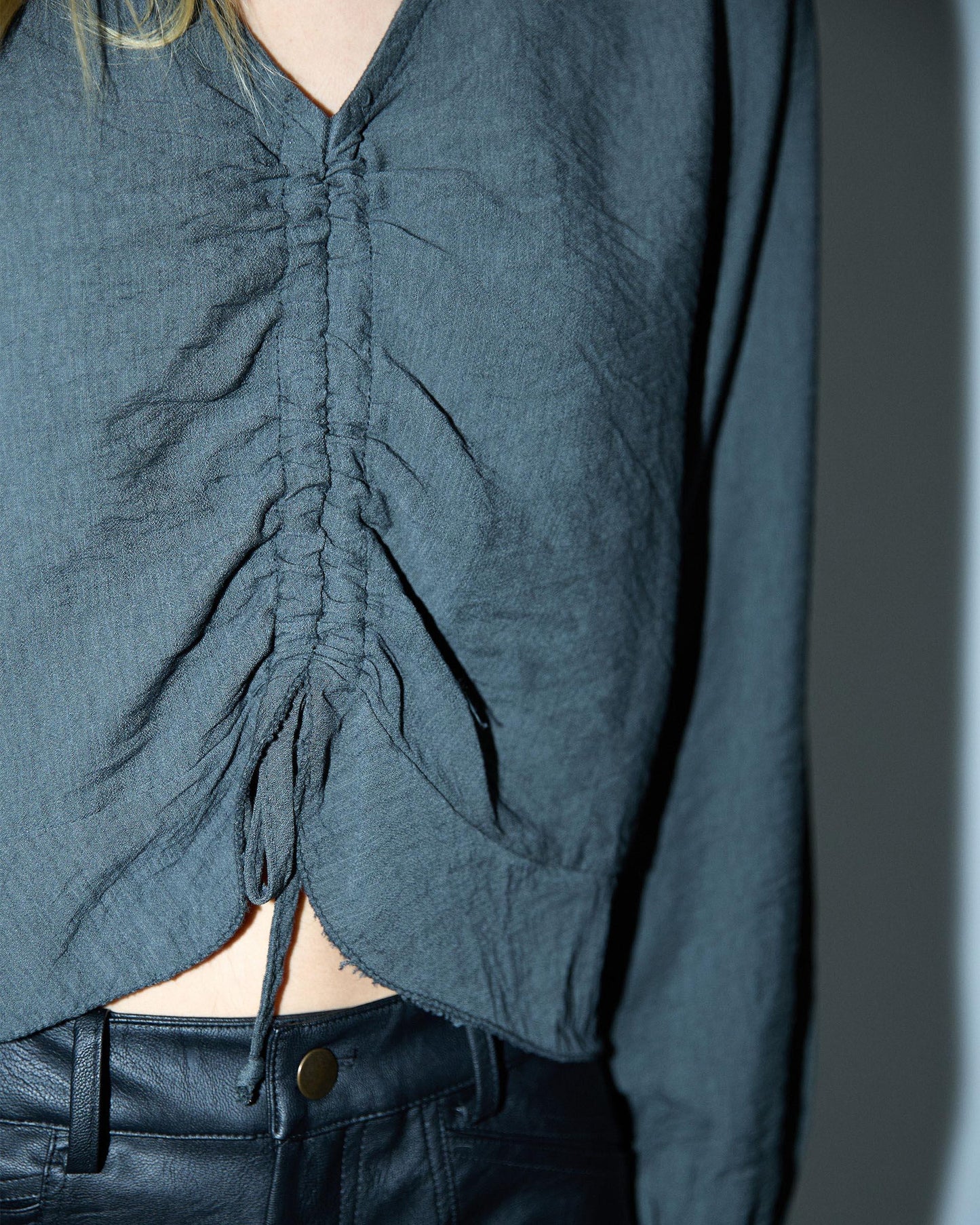 Blusa antracite com franzido frontal