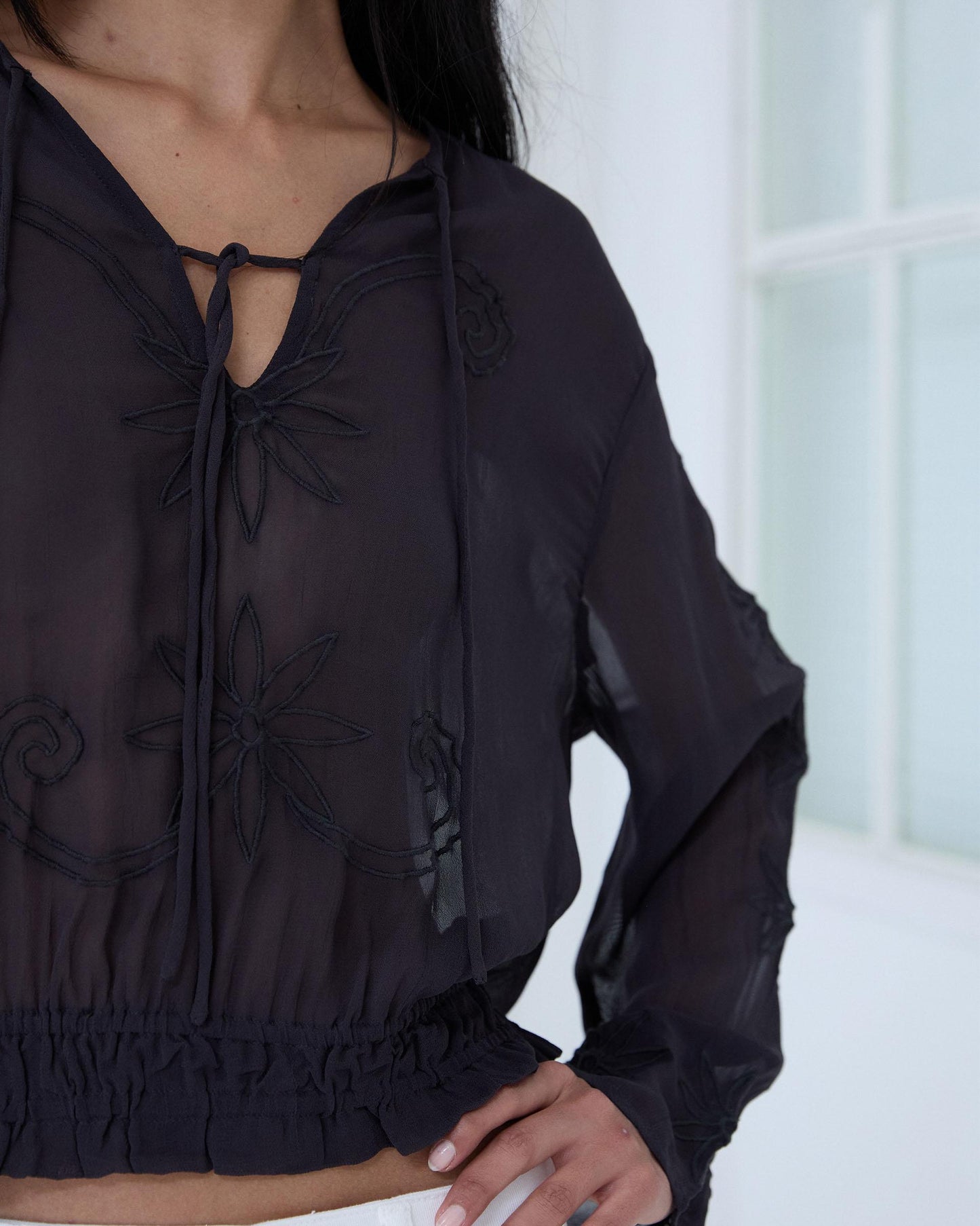 Blusa Bordados Goma Bajo Antracita