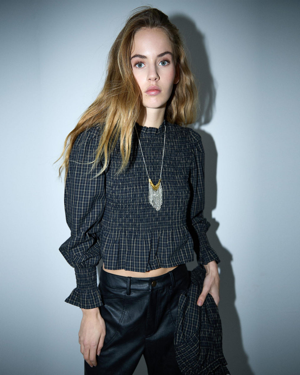 Blusa preta xadrez com padrão favo de mel