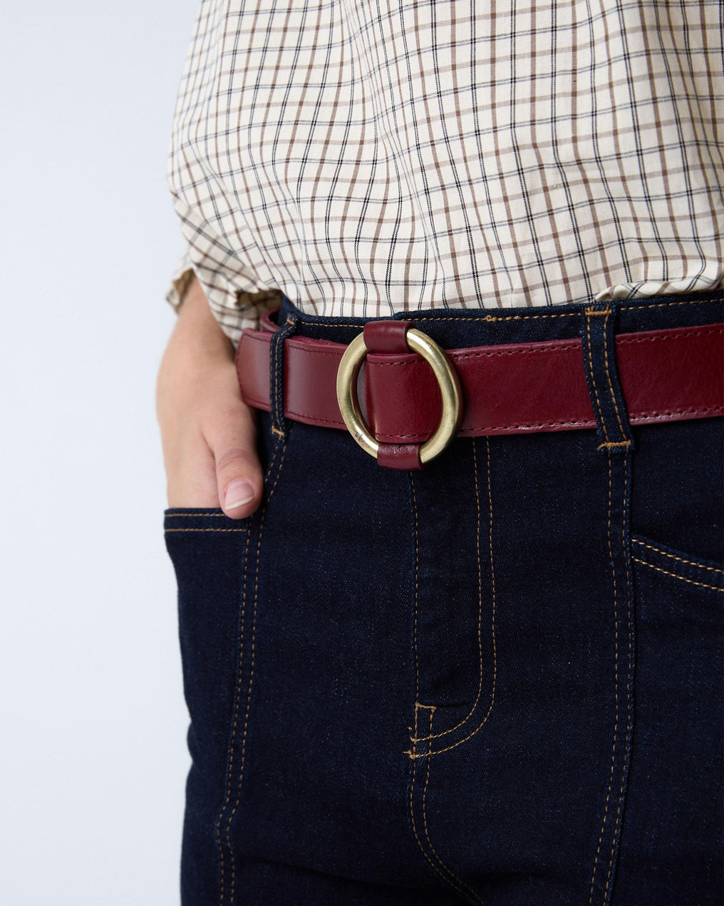 Cinto em pele com fivela redonda granada