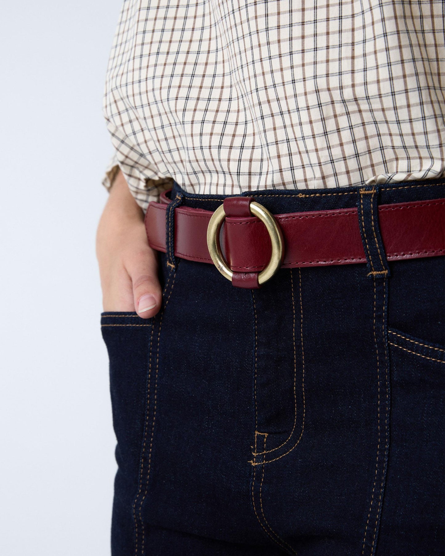 Cinto em pele com fivela redonda granada