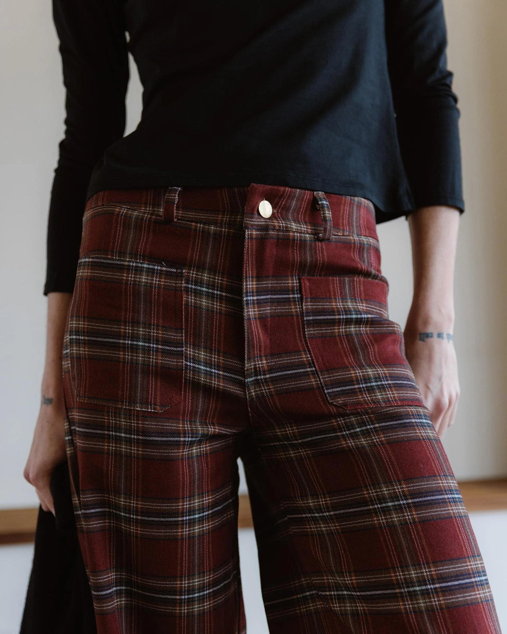 Calça xadrez com bolsos aplicados, cor bordeaux