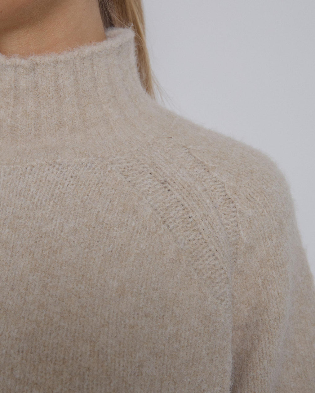 Camisola de malha crua com gola alta
