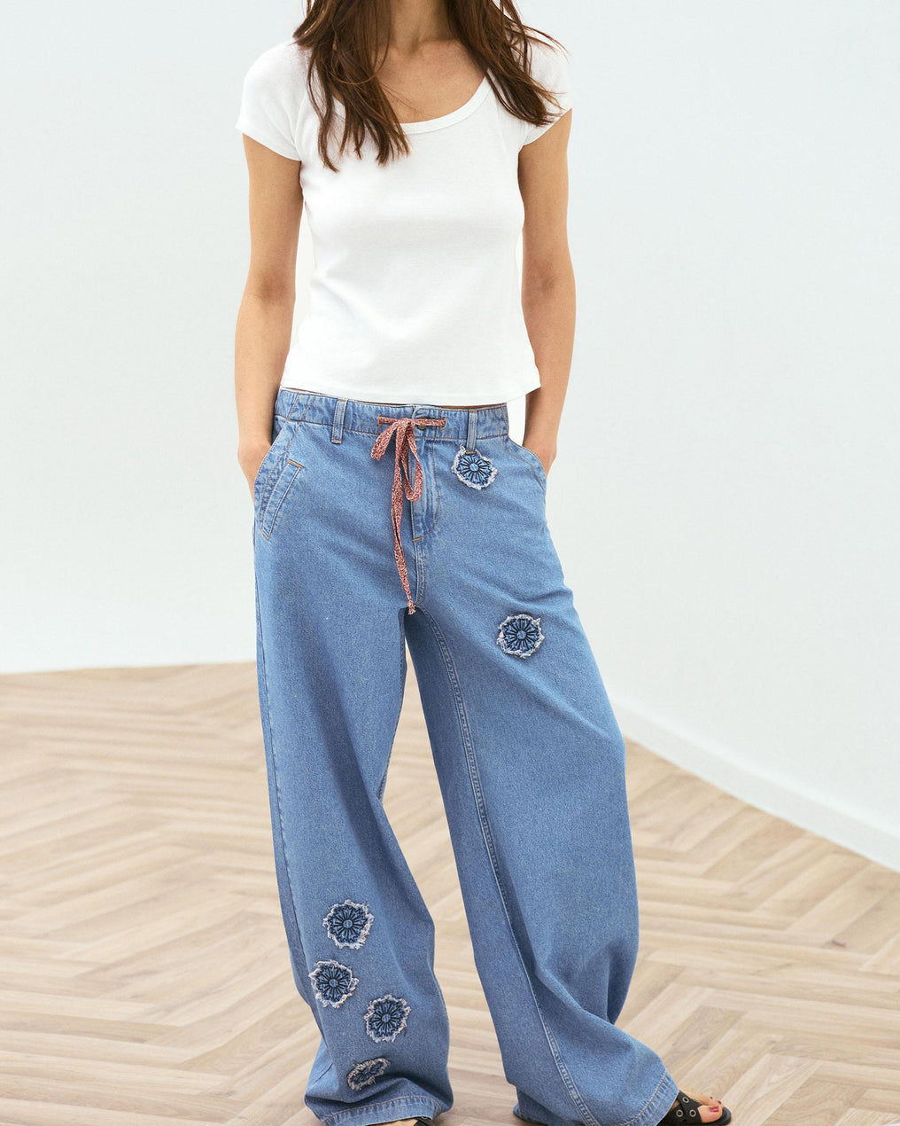 Jeans com Patches Florais Azul