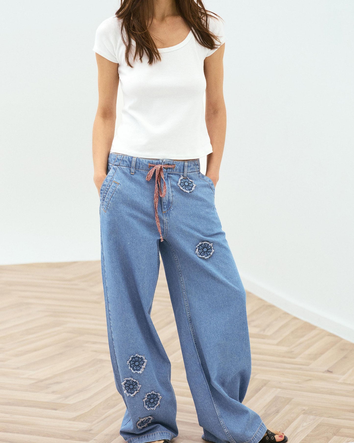 Jeans com Patches Florais Azul