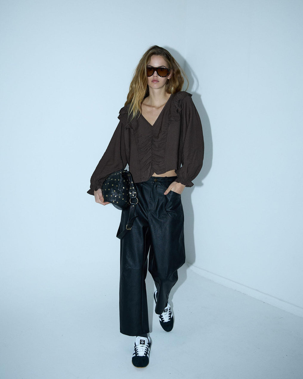 Blusa castanha com folhos e franzidos