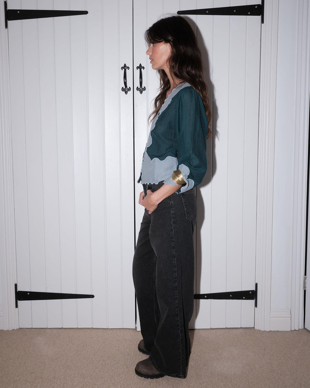 Blusa com mangas francesas em contraste de óleo