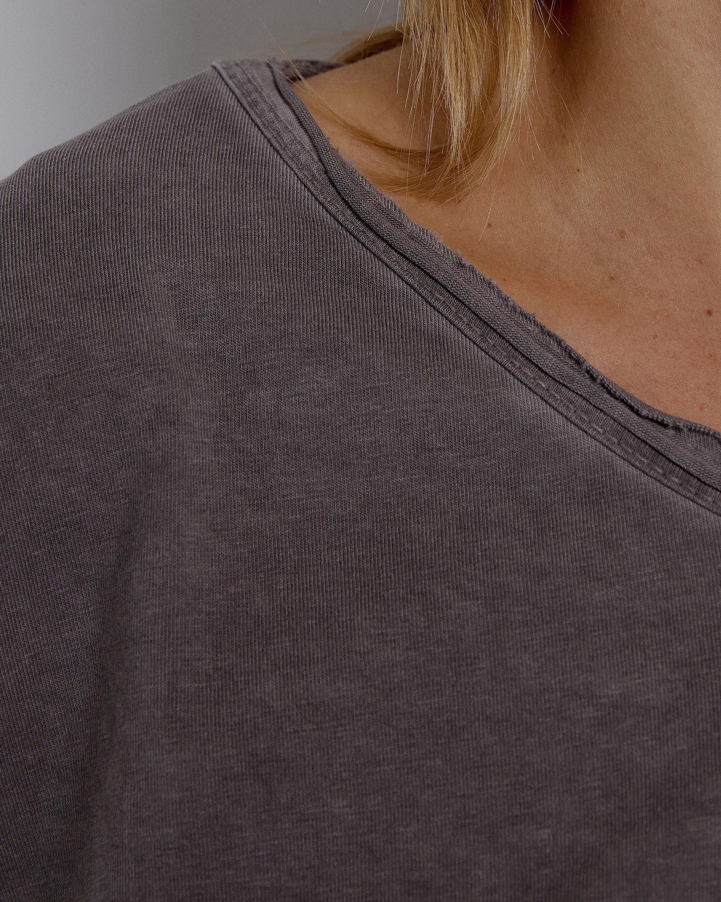 Camiseta Manga Larga Cuello Pico Marrón