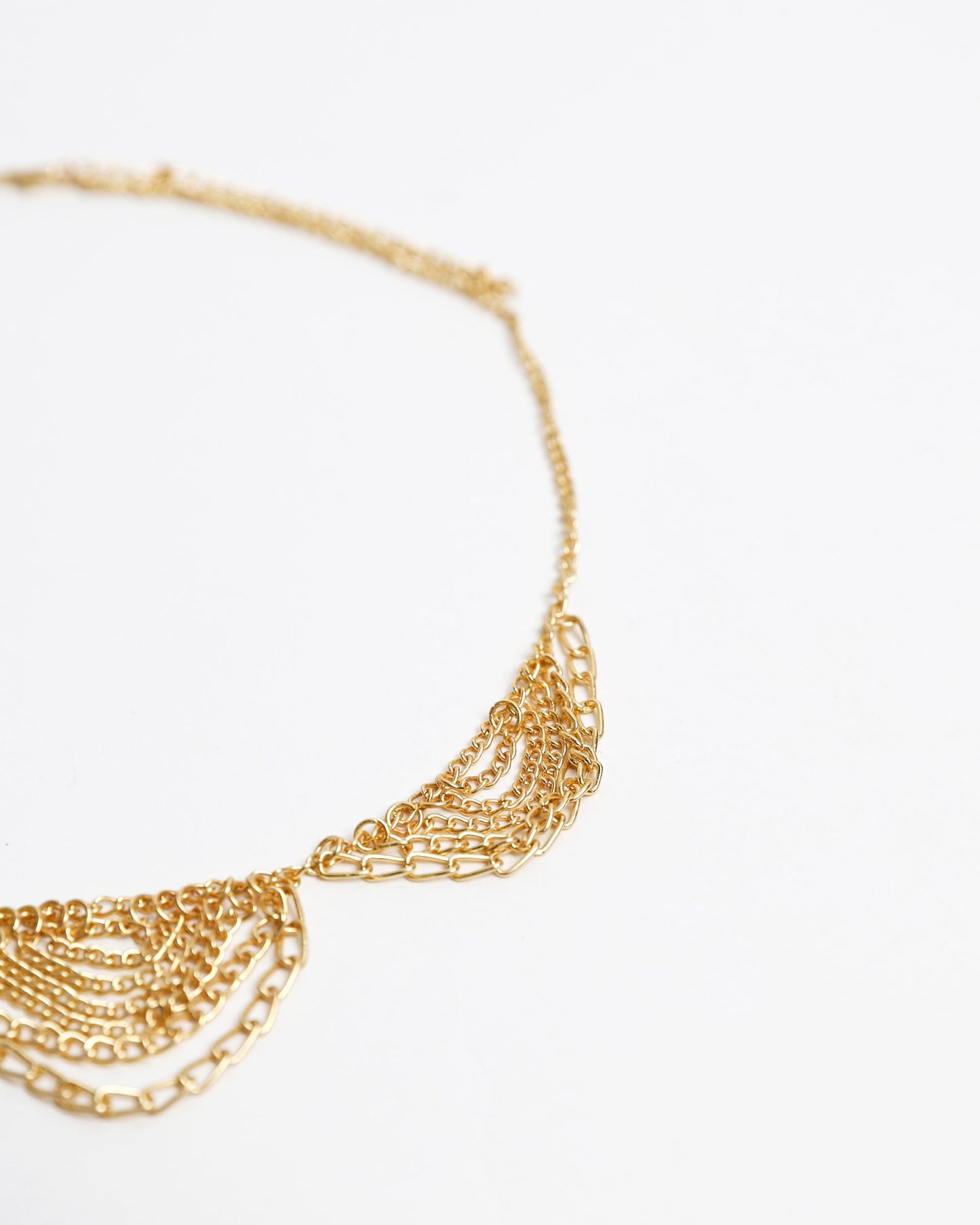 Colar com corrente semicircular dourada