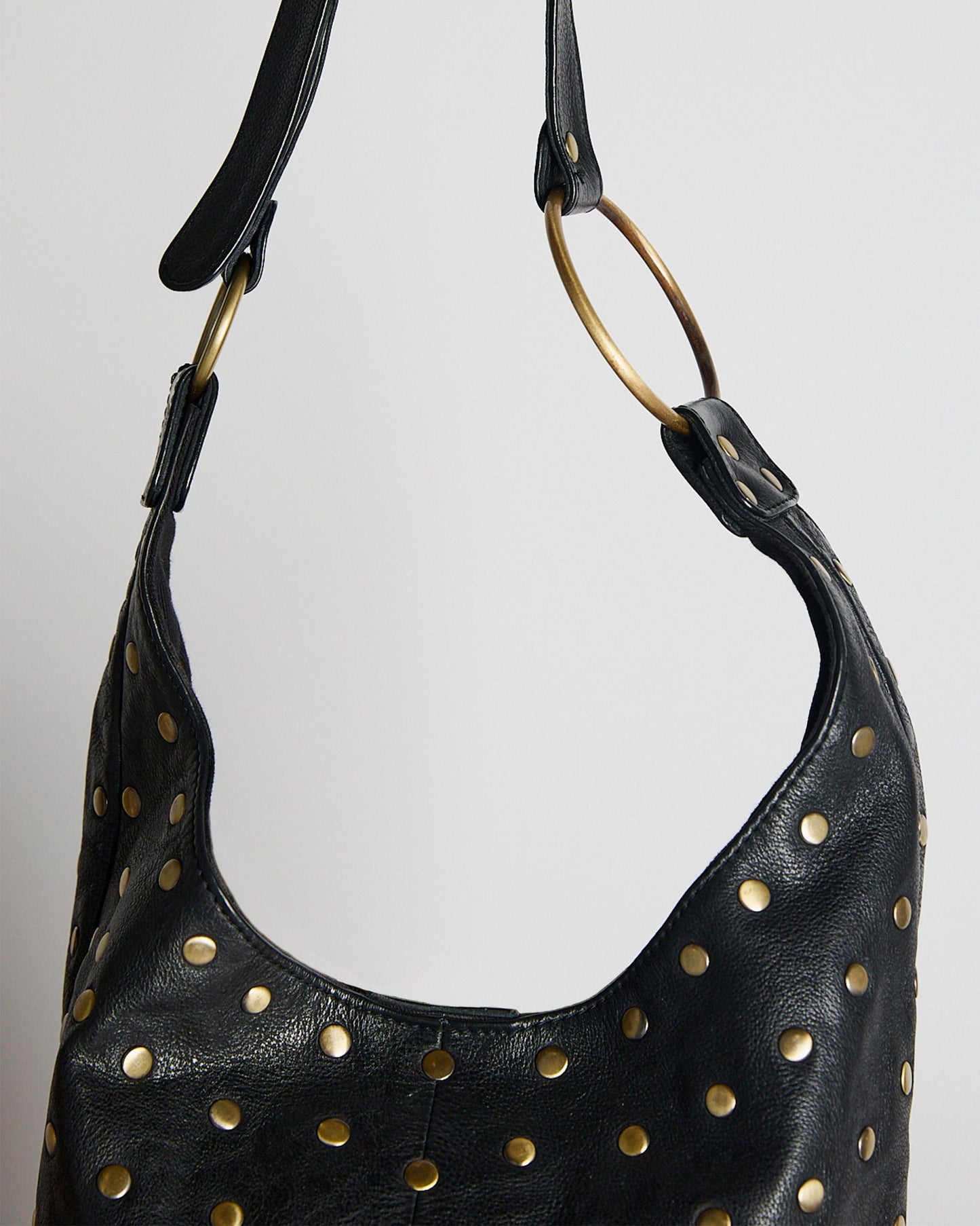 Bolsa balde de couro cravejado preto