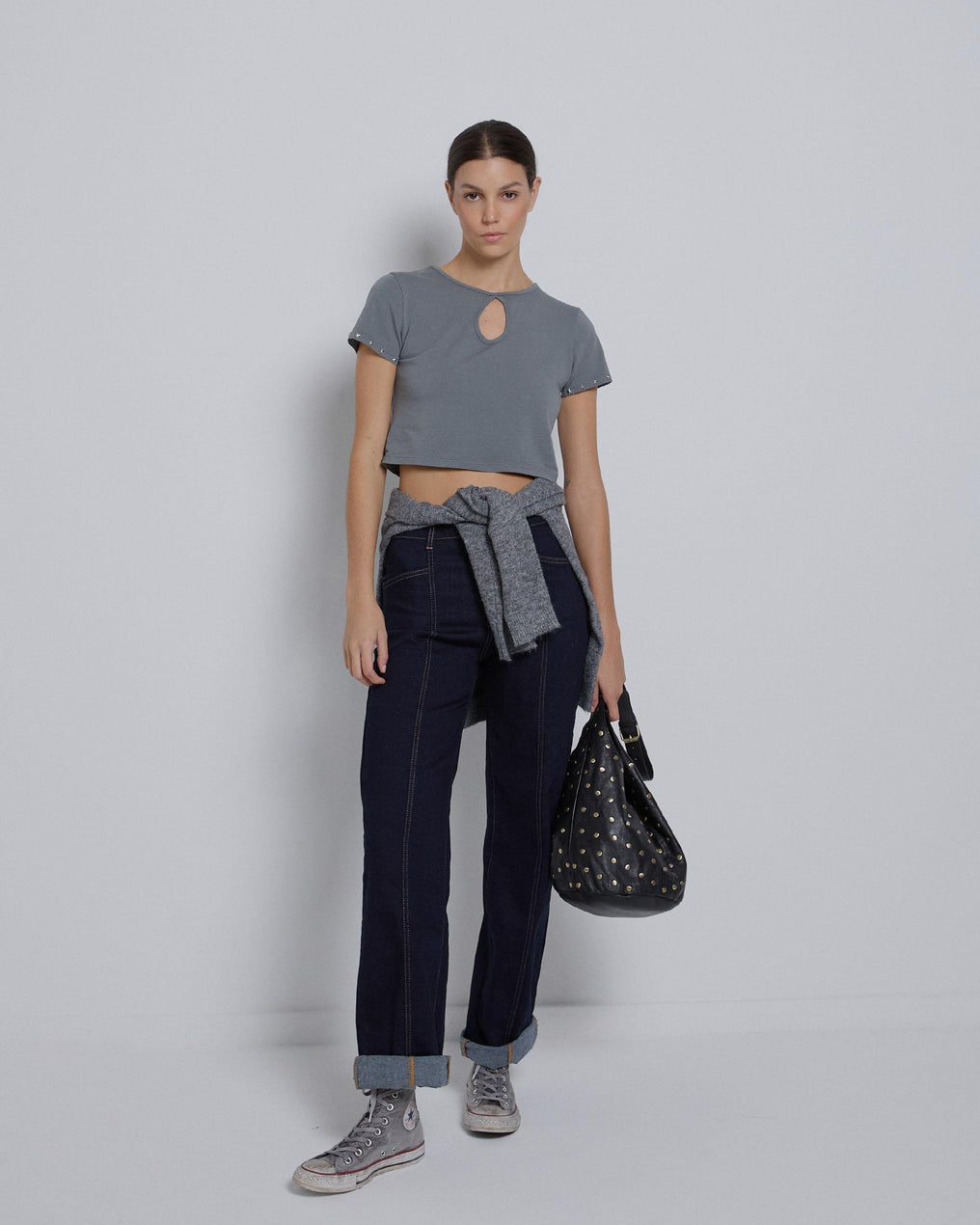 Camiseta antracite com decote em lágrima e cravejado de estrelas