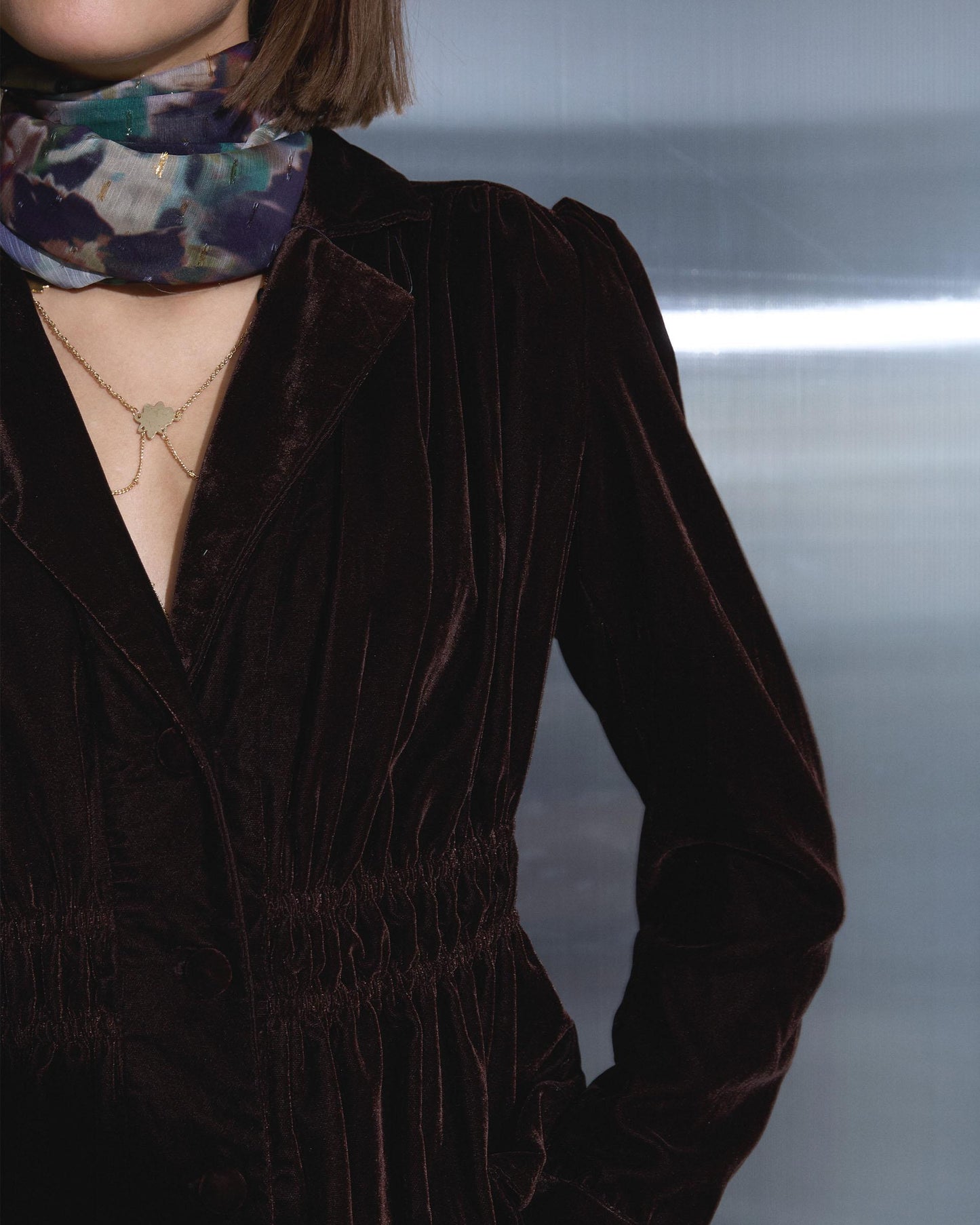 Casaco de veludo marrom franzida