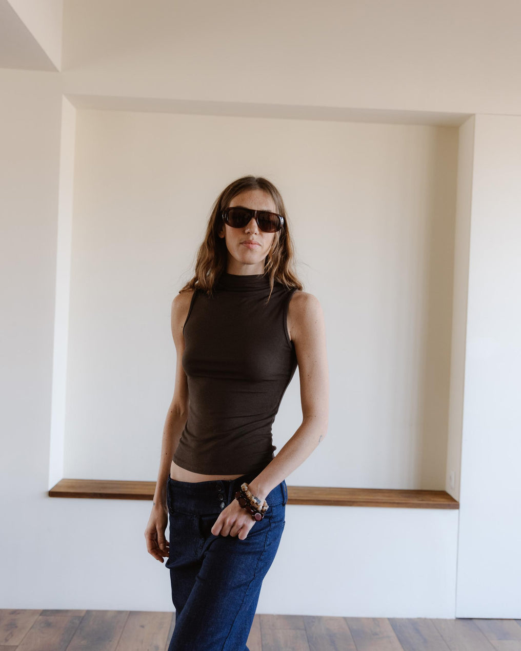 Camiseta Sin Mangas Cuello Subido Marrón