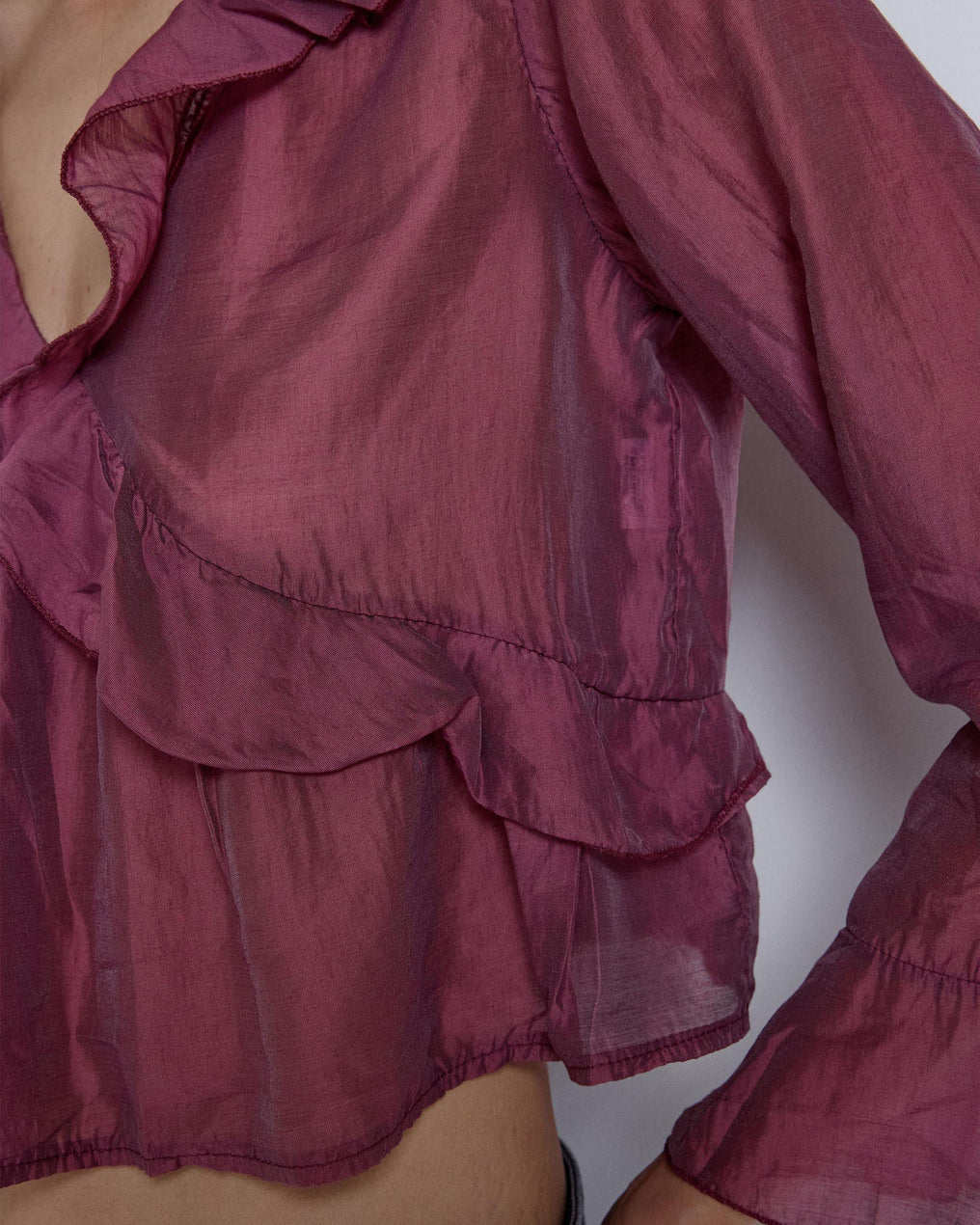 Blusa roxa com folhos cruzados