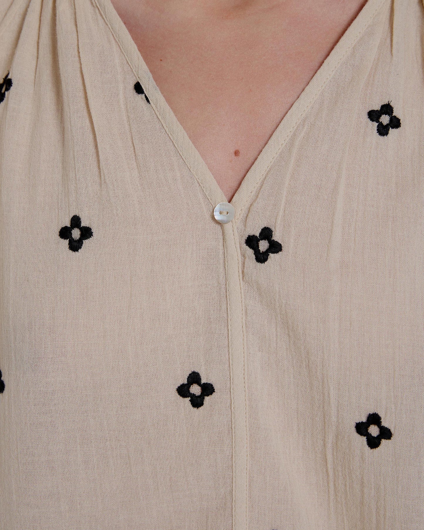 Blusa Bordados Flores Crudo