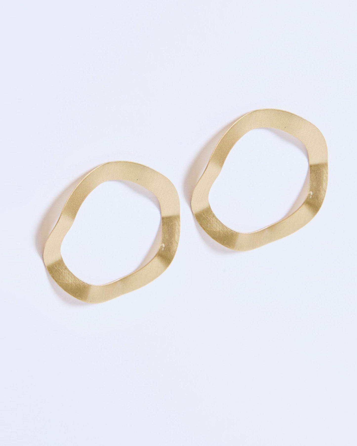 Brincos de argola irregulares em ouro